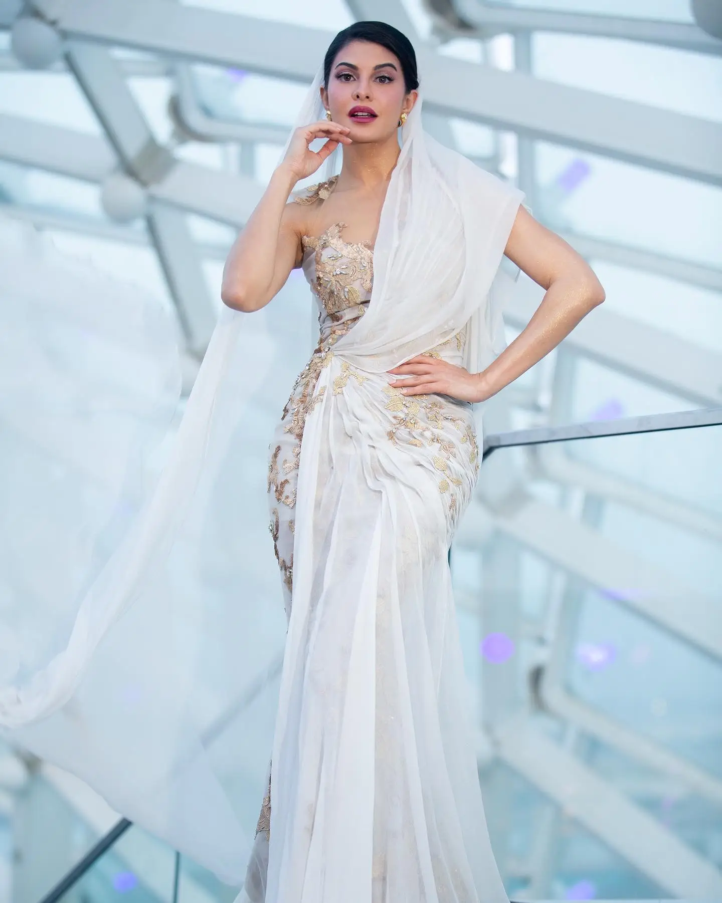 JACQUELINE FERNANDEZ MESMERIZING LOOKS IN BEAUTIFUL WHITE GOWN 7